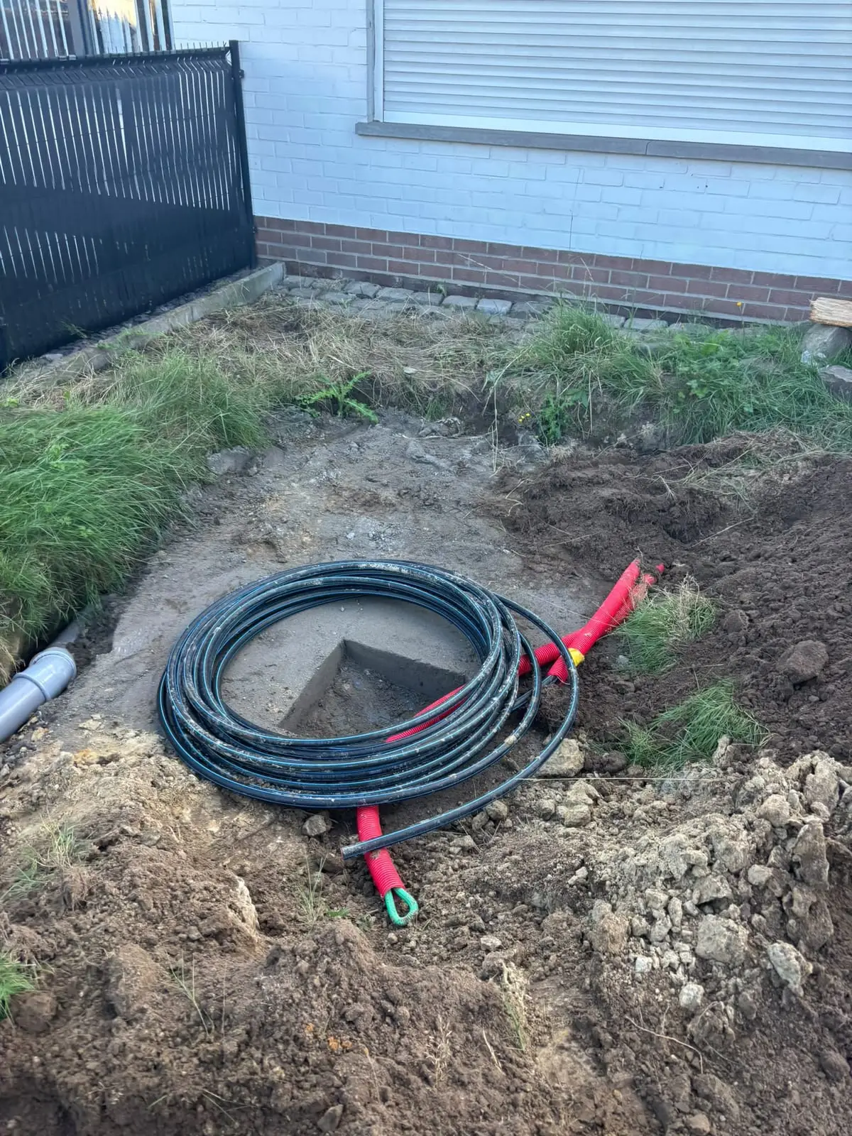 Nieuwe inspectieput in de tuin naast de oprit in Sint-Amandsberg
