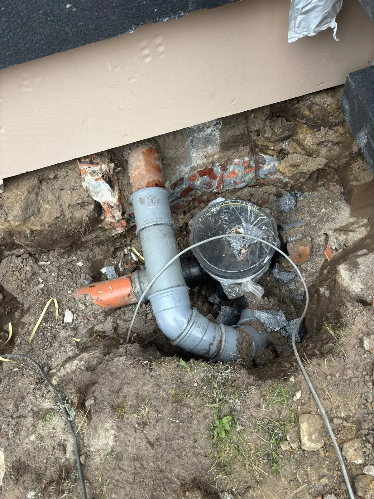 Oude gresbuis onder de gevel vervangen door pvc in Ledeberg
