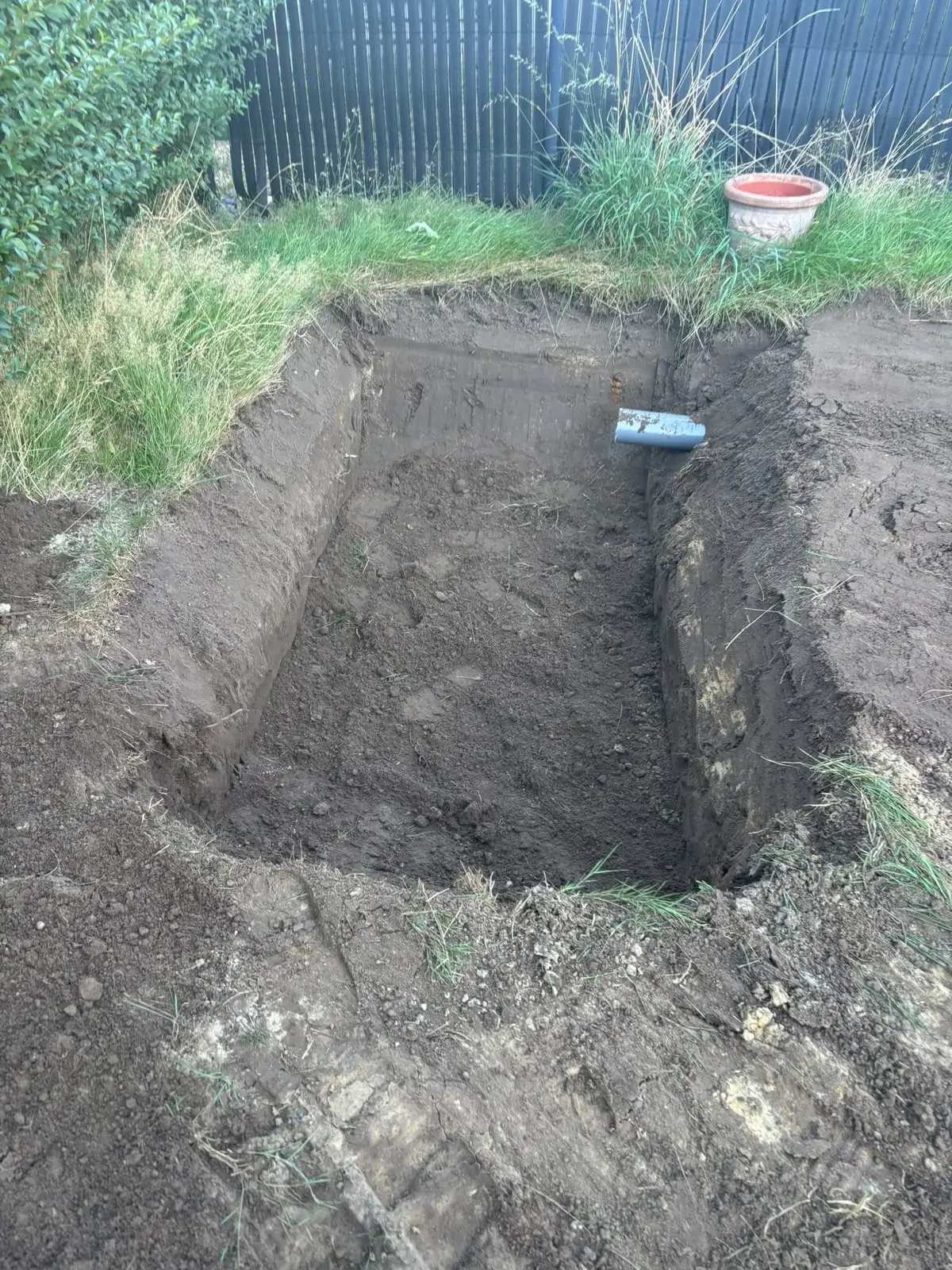 Uitgegraven zone in het gazon voor de inspectieput in Sint-Amandsberg