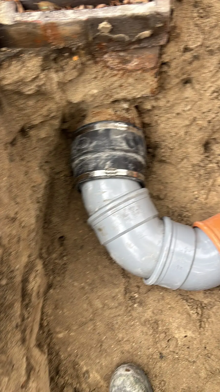 Koppelstuk tussen nieuwe pvc-bocht en bestaande leiding in Mariakerke